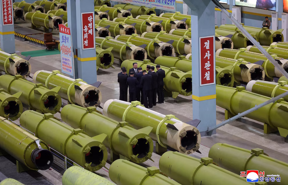 Kim Jong Un ordenó la expansión y modernización de la producción de misiles para el 2026