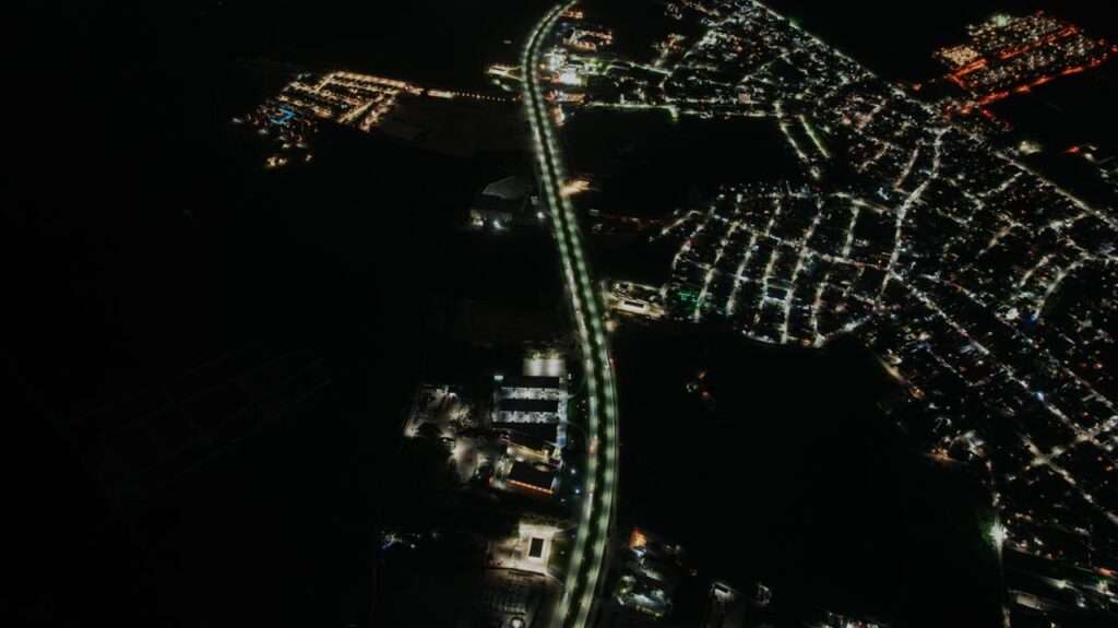 Autopista iluminada con luces solares