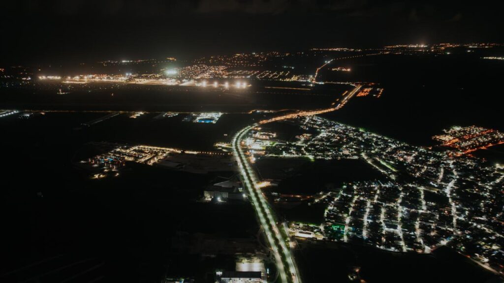 Tramo de autopista con iluminación moderna