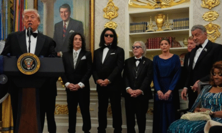 Trump recibe en el Kennedy Center los premios que reconocen a Stallone, Kiss, Gaynor y otros.