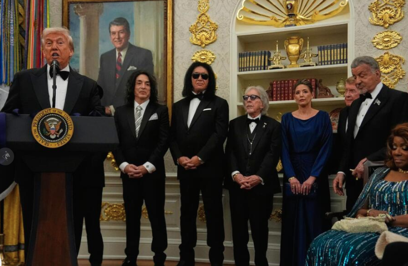 Trump recibe en el Kennedy Center los premios que reconocen a Stallone, Kiss, Gaynor y otros.