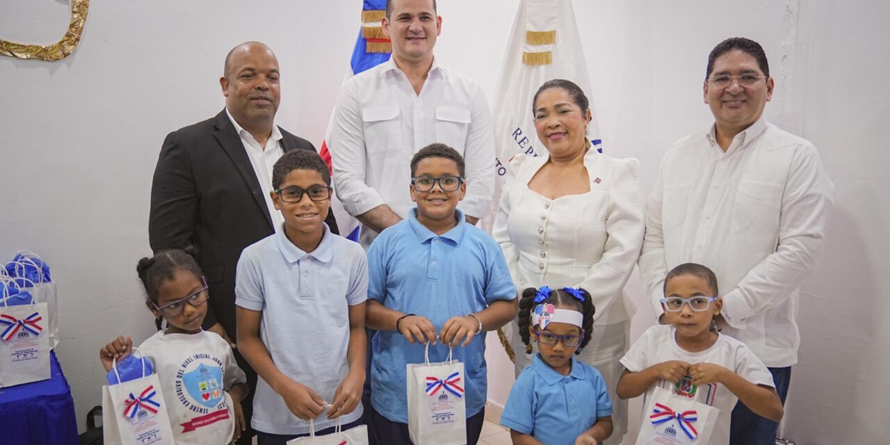 Director del INABIE destaca aportes a la permanencia estudiantil en las aulas- Entrega a estudiantes de lentes correctivos