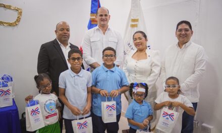 Director del INABIE destaca aportes a la permanencia estudiantil en las aulas- Entrega a estudiantes de lentes correctivos