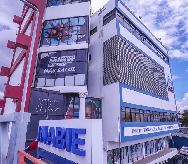 INABIE supera los 1,000 millones de raciones alimenticias y brinda atención en salud a más de 311,000 estudiantes en 2025