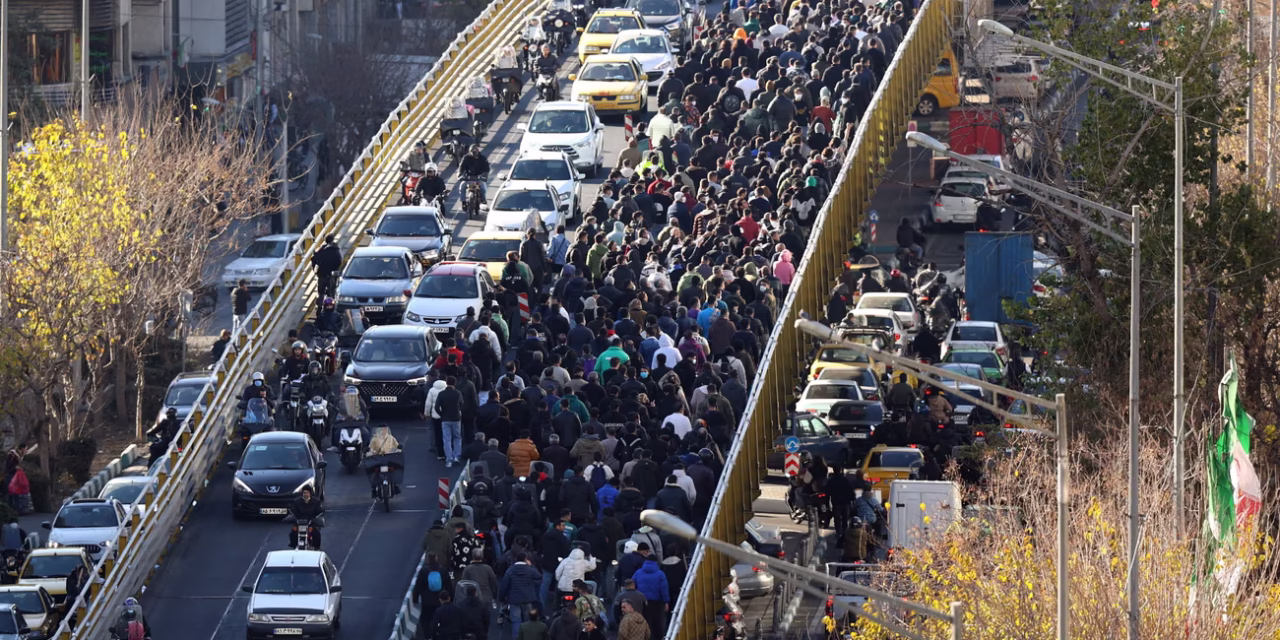 Protestas en Irán se expanden tras iniciar en el Gran Bazar de Teherán por el desplome del rial