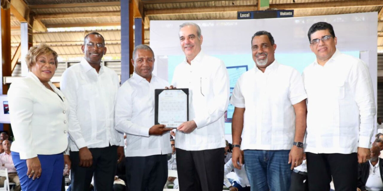 Presidente Abinader entrega 580 títulos de apartamentos en D. N., Santo Domingo Este y Norte