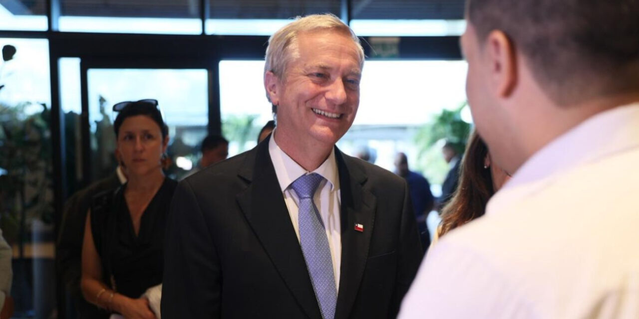 Presidente electo de Chile destaca avances de la República Dominicana en turismo, infraestructura y política migratoria, durante su llegada a Santiago de los Caballeros.