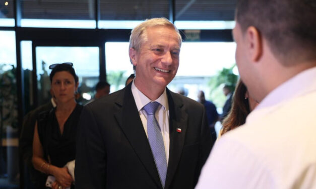 Presidente electo de Chile destaca avances de la República Dominicana en turismo, infraestructura y política migratoria, durante su llegada a Santiago de los Caballeros.