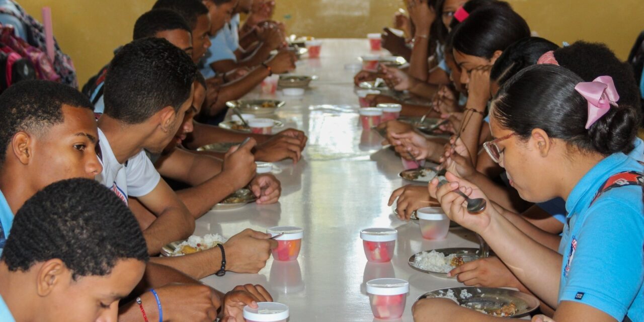 INABIE reduce el uso de sal en el menú escolar y controla el azúcar para cuidar la salud de los estudiantes