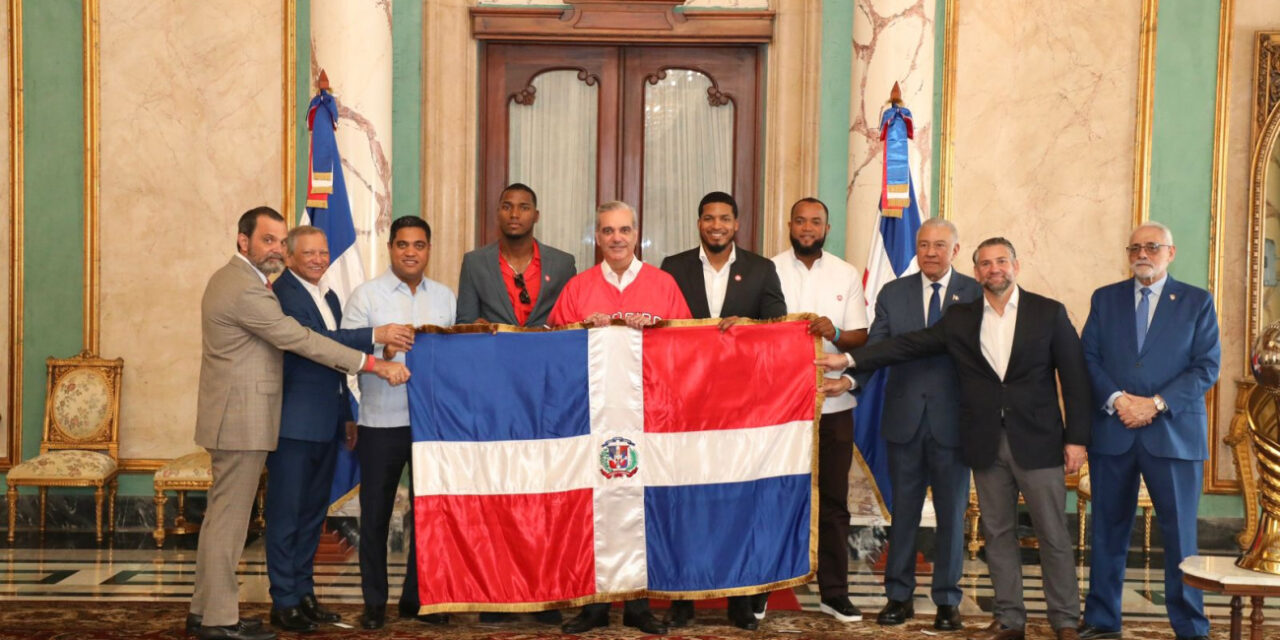 Presidente Abinader entrega la bandera dominicana a los Leones del Escogido para la Serie del Caribe 2026  Santo Domingo.