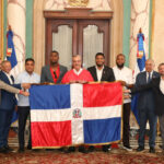 Presidente Abinader entrega la bandera dominicana a los Leones del Escogido para la Serie del Caribe 2026  Santo Domingo.