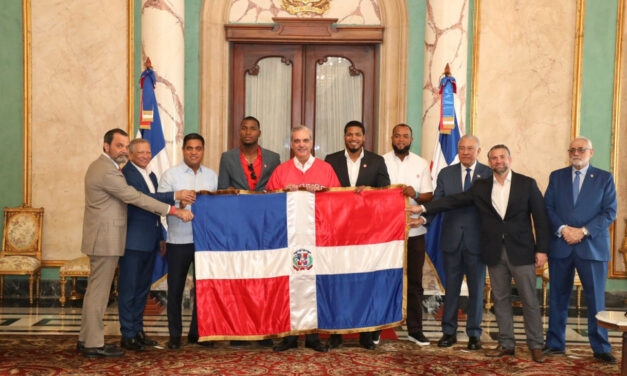 Presidente Abinader entrega la bandera dominicana a los Leones del Escogido para la Serie del Caribe 2026  Santo Domingo.