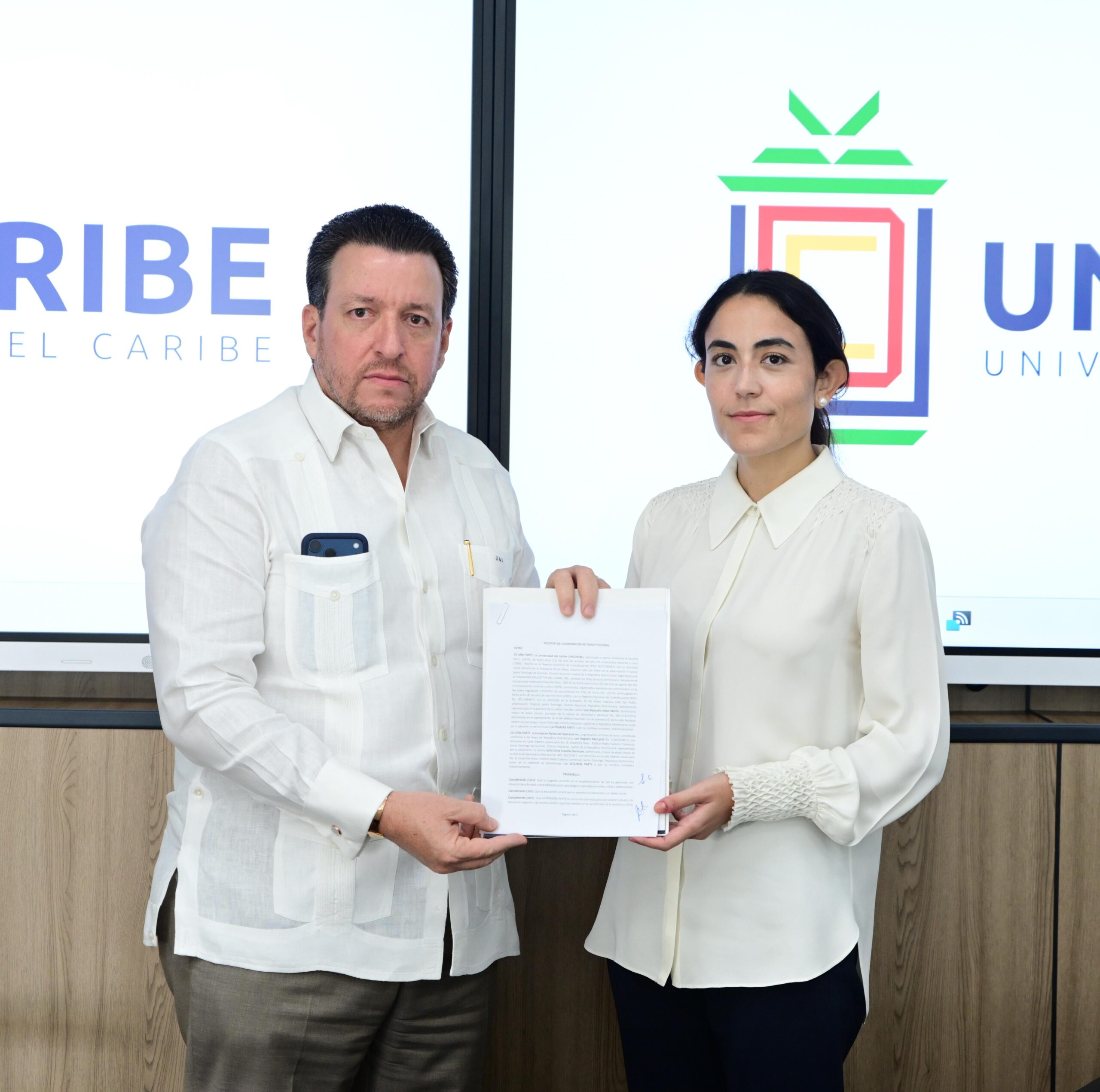 Ambos firmantes muestran el acuerdo interinstitucional convenido