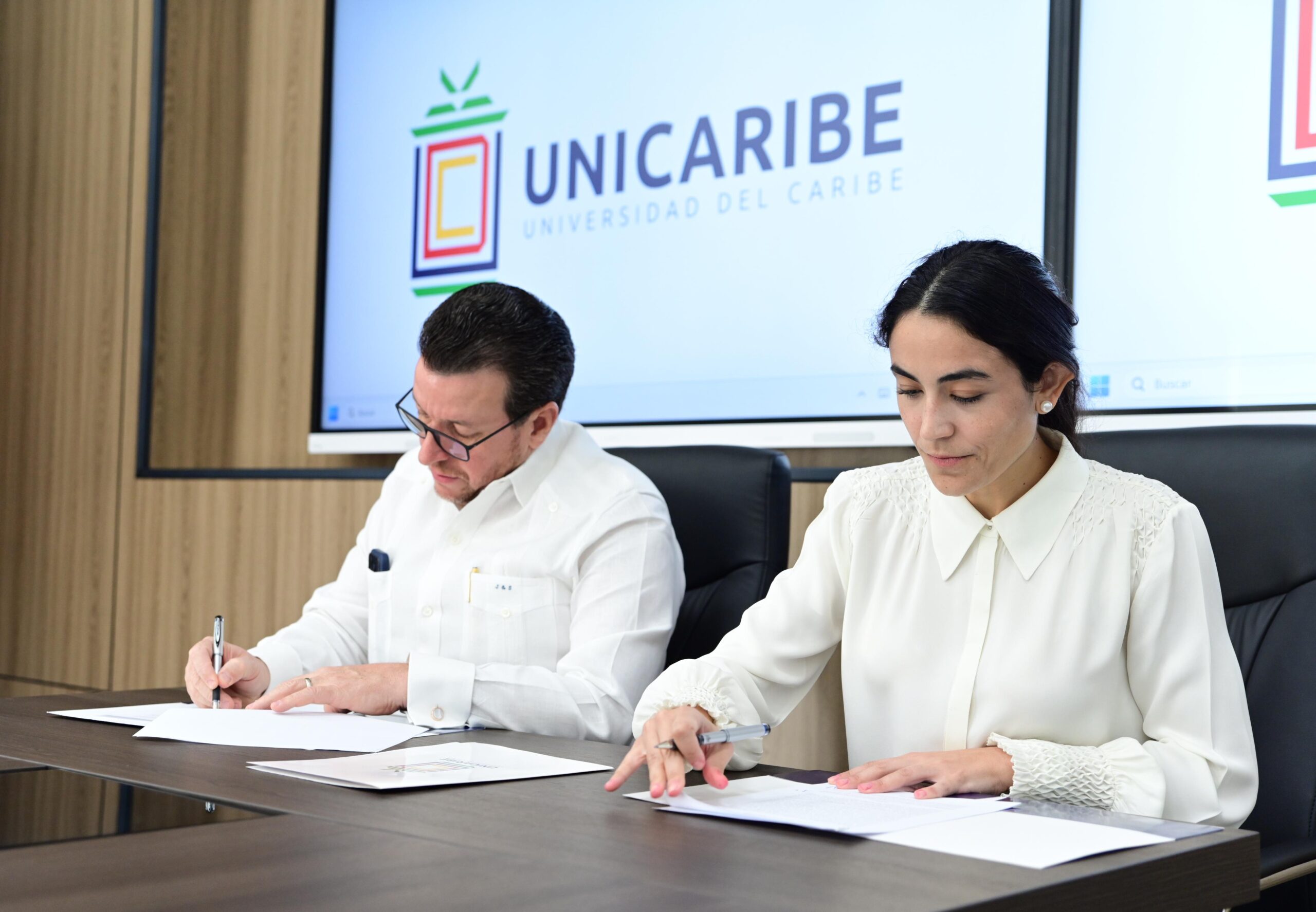 Firma de acuerdo interinstitucional entre Fundación Raíces de Esperanza y UNICARIBE