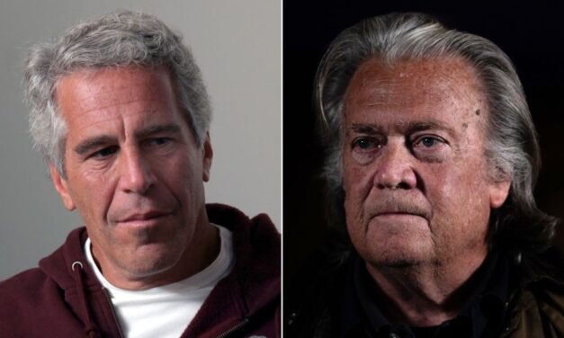 Epstein, obsesionado con el Vaticano, conspiró junto a Steve Bannon