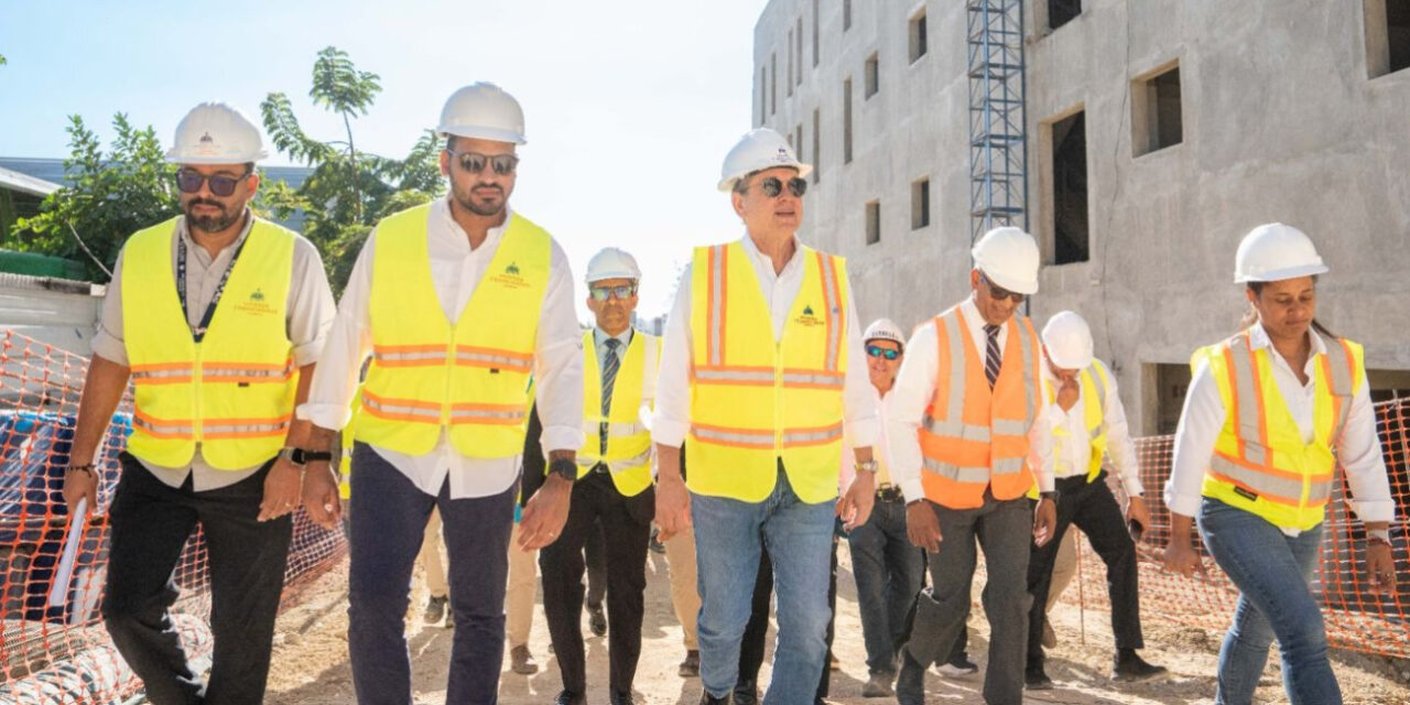 Ministro Ito Bisonó supervisa construcción de Ciudad Judicial de SDO