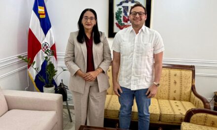 Vicecónsul dominicano en Japón visita a la senadora Lia Díaz en el Senado de la República