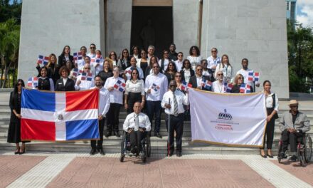 CONADIS rinde homenaje a los Padres de la Patria con ofrenda floral en el Altar de la Patria