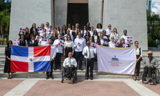 CONADIS rinde homenaje a los Padres de la Patria con ofrenda floral en el Altar de la Patria