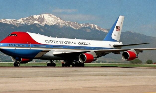 EE.UU: El Air Force One estará pintado de rojo, blanco y azul.