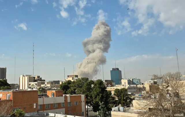 EE.UU. e Israel atacan a Irán mientras Trump afirma que EE.UU. inicia «operaciones de combate importantes»