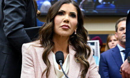 Trump cesa a secretaria de Seguridad Nacional, Kristi Noem