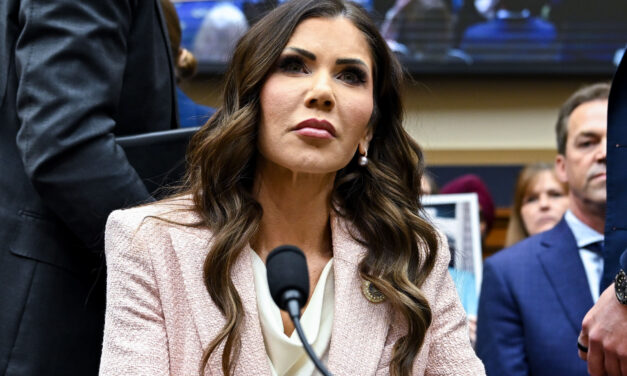 Trump cesa a secretaria de Seguridad Nacional, Kristi Noem