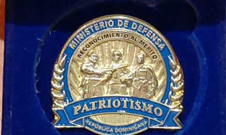 Ministerio de Defensa reconoce al presidente de Efemérides Patrias