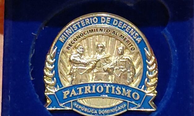 Ministerio de Defensa reconoce al presidente de Efemérides Patrias