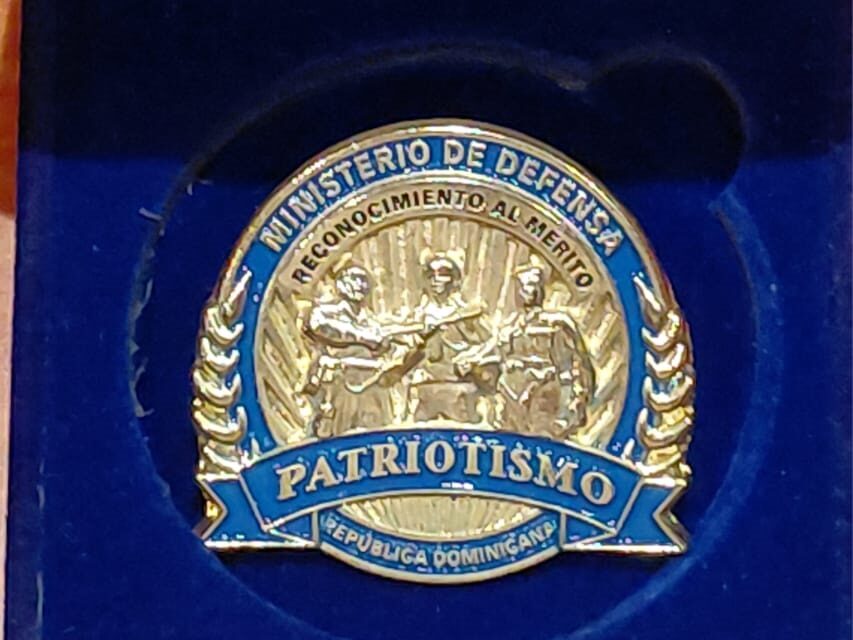 Ministerio de Defensa reconoce al presidente de Efemérides Patrias