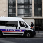 Francia: La policía francesa frustra un atentado con bomba en París frente a un banco estadounidense.