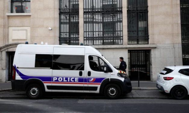 Francia: La policía francesa frustra un atentado con bomba en París frente a un banco estadounidense.