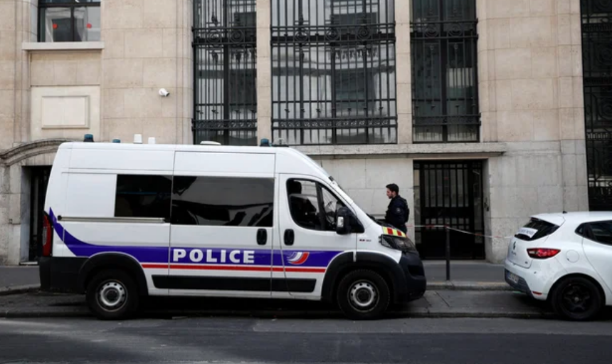 Francia: La policía francesa frustra un atentado con bomba en París frente a un banco estadounidense.