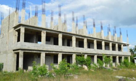 Nudo legal en escuelas: costo financiero supera RD$1,768 millones y abre debate sobre ejecucion de obras