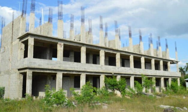 Nudo legal en escuelas: costo financiero supera RD$1,768 millones y abre debate sobre ejecucion de obras
