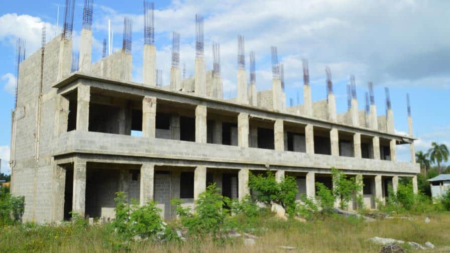 Nudo legal en escuelas: costo financiero supera RD$1,768 millones y abre debate sobre ejecucion de obras
