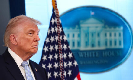 Trump advierte a Irán que no cobre peajes por el tránsito marítimo en el estrecho de Ormuz.