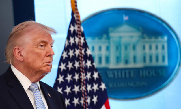 Trump advierte a Irán que no cobre peajes por el tránsito marítimo en el estrecho de Ormuz.