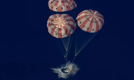 Los astronautas de Artemis II amerizan tras un histórico vuelo lunar.