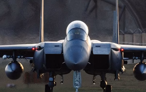 Irán derriba un avión de combate estadounidense; se inicia la búsqueda de la tripulación.