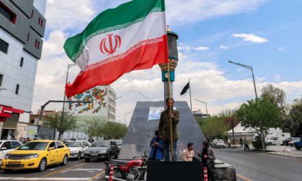 Irán se muestra desafiante mientras se acerca el plazo para la amenaza de Trump a la infraestructura.