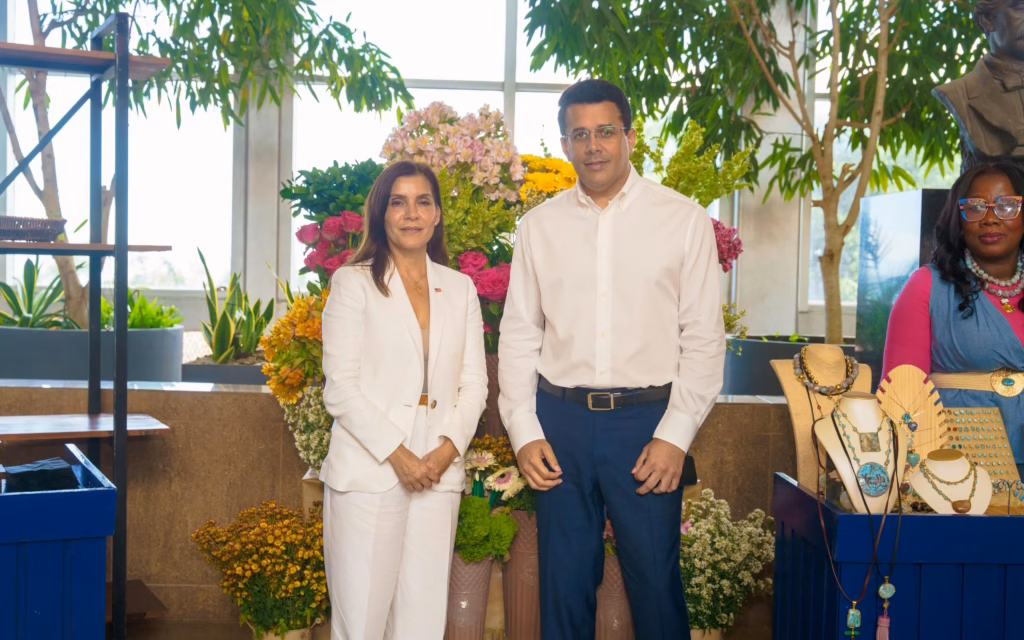 Ministro Collado recibe visita de la embajadora de los Estados Unidos, Leah Campos