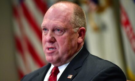 EE.UU: Tom Homan le pide al Vaticano que «se mantenga al margen de la inmigración» en medio de la disputa entre Trump y el Papa.