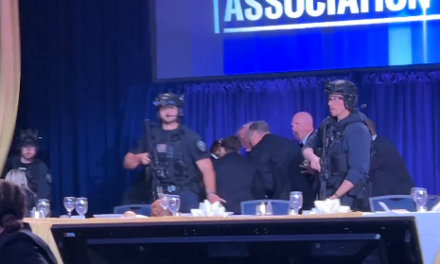 Trump, es evacuado de la cena de corresponsales de la Casa Blanca tras el ruido de disparos