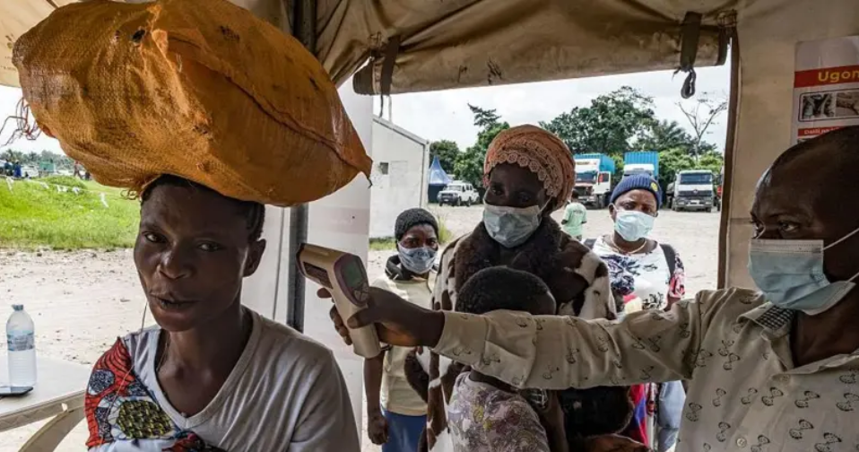 OMS baja el riesgo global de la actual epidemia de ébola