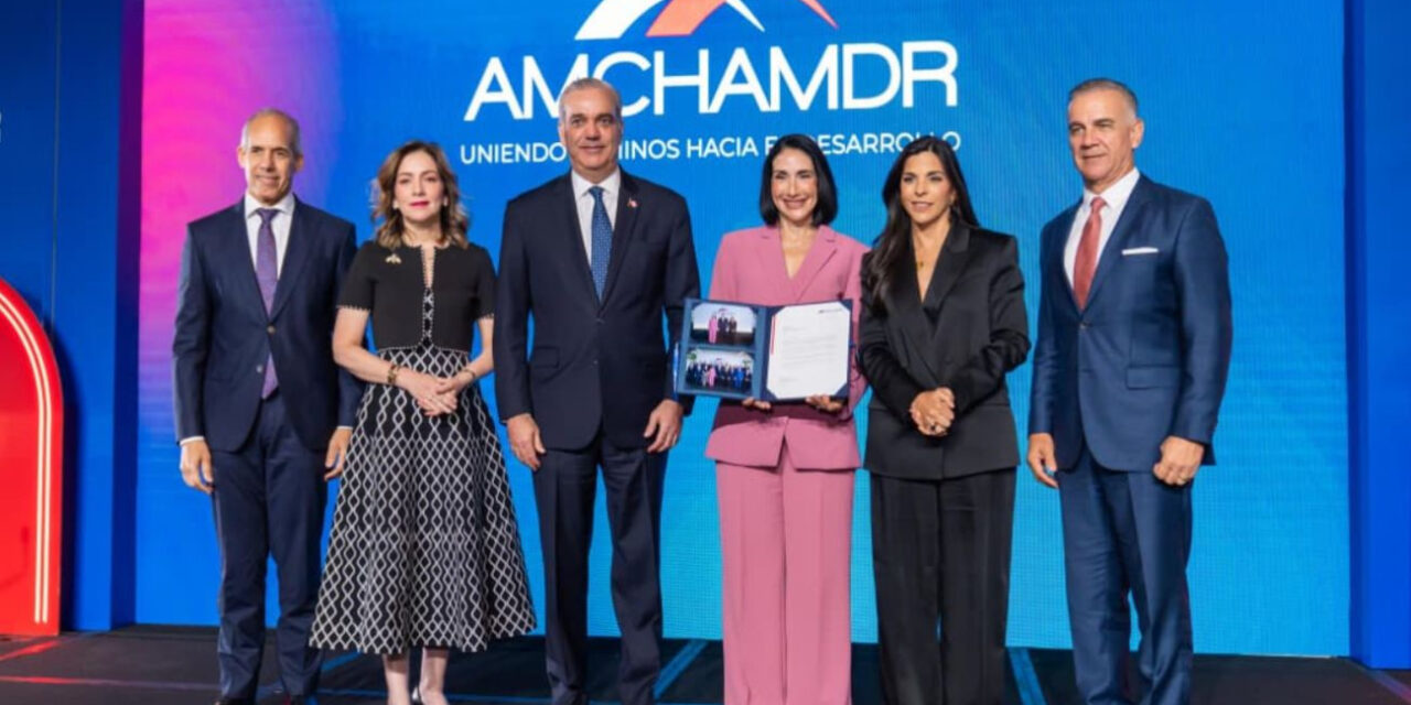 Primera dama Raquel Arbaje resalta las alianzas y la corresponsabilidad como claves para el desarrollo en almuerzo de AMCHAMDR