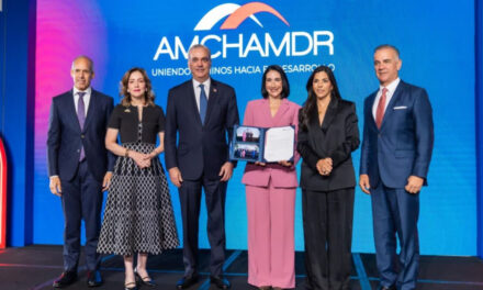 Primera dama Raquel Arbaje resalta las alianzas y la corresponsabilidad como claves para el desarrollo en almuerzo de AMCHAMDR