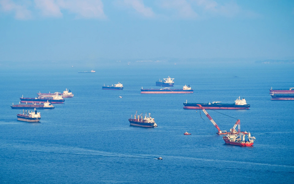 Irán crea una agencia para controlar todo el tráfico de Hormuz mientras revisa la política de paz de Estados Unidos