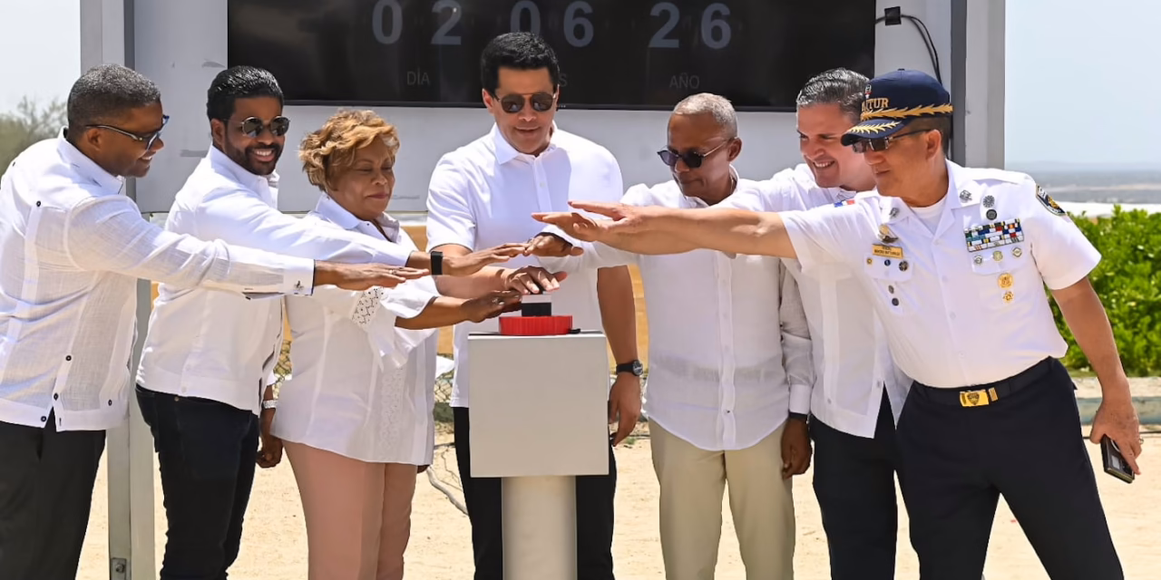 Ministro de Turismo, David Collado inicia el malecón Boca Chica y dos parques