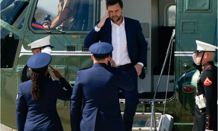 JD Vance se marcha a las negociaciones con Irán; Trump amenaza con peajes del estrecho